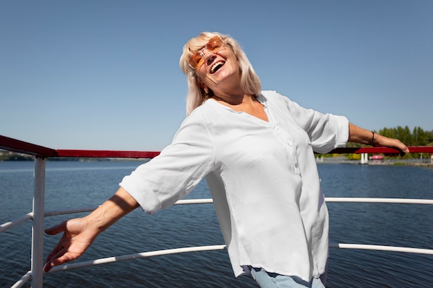 Donna sorridente a tiro medio sulla barca
