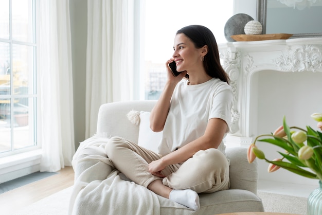 Donna sorridente a tutto campo che parla al telefono