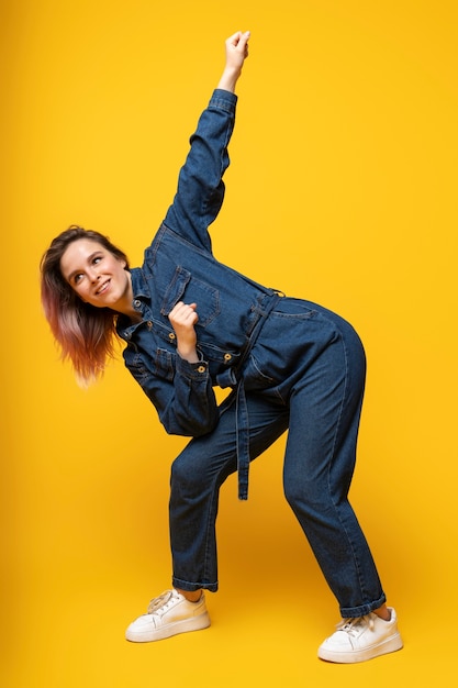 Donna sorridente a tutto campo in posa in studio