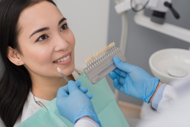 Donna sorridente al dentista