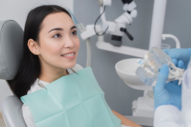 Donna sorridente al dentista