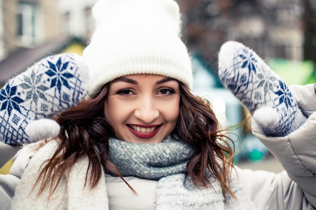 Donna sorridente alla fiera invernale