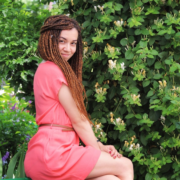 Donna sorridente carina stile indie hippie con i dreadlocks