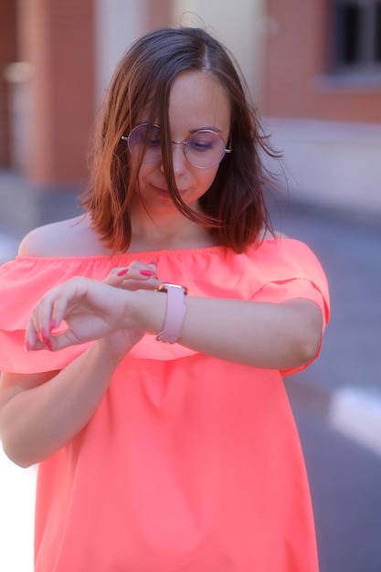 Donna sorridente che controlla il tempo sull'orologio intelligente