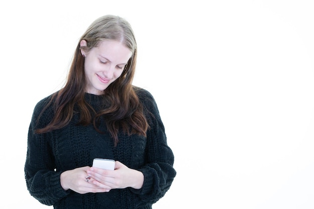 Donna sorridente che digita un messaggio di testo utilizzando internet su smartphone isolato su sfondo bianco