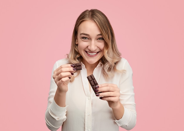 Donna sorridente che divide il cioccolato