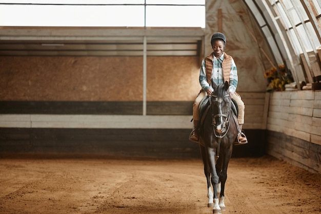 Donna sorridente che guida il cavallo