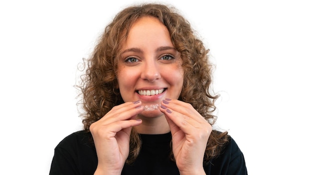 Donna sorridente che indossa il suo allineatore invisibile in silicone per la correzione dentale