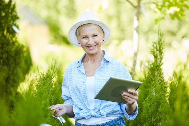 Donna sorridente che lavora alla piantagione