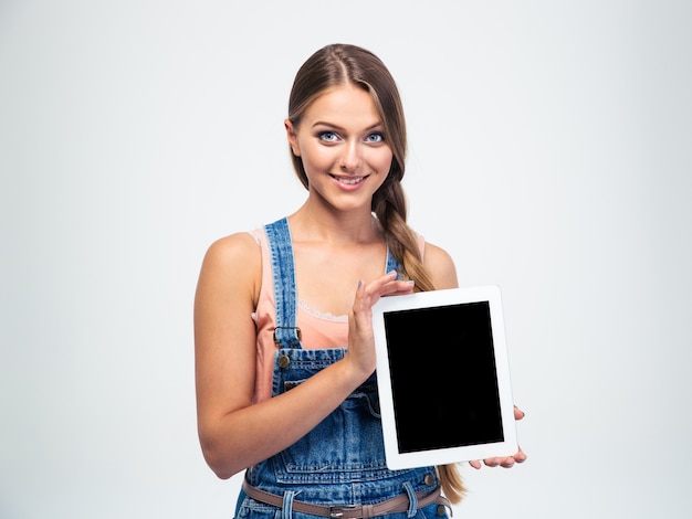 Donna sorridente che mostra lo schermo del computer tablet in bianco