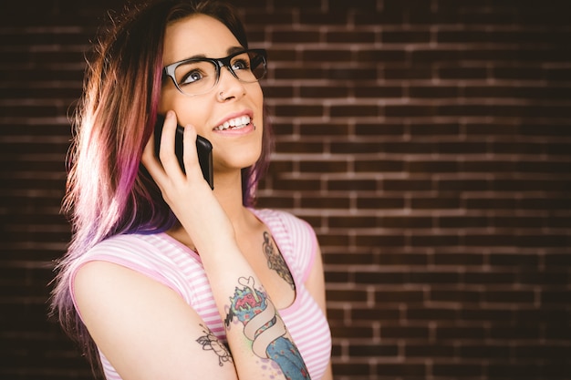 Donna sorridente che parla sul telefono cellulare