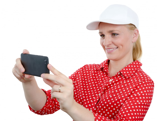 Donna sorridente che prende immagine con la macchina fotografica dello smartphone