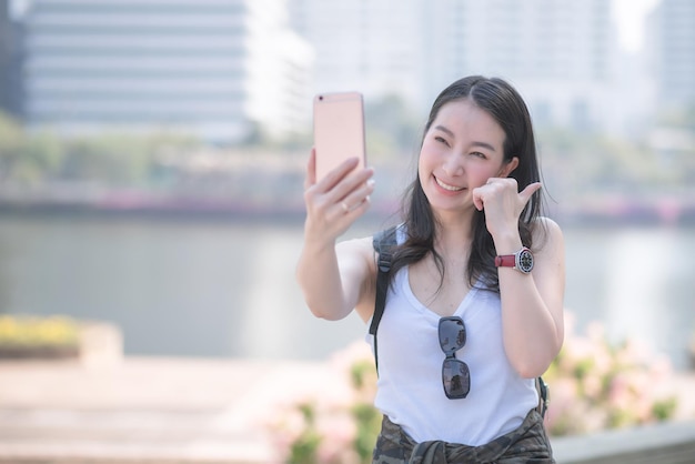 Donna sorridente che scatta foto con il cellulare