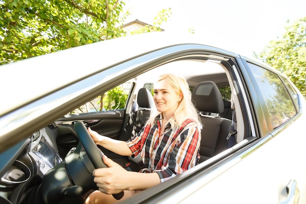 Donna sorridente che si siede in automobile