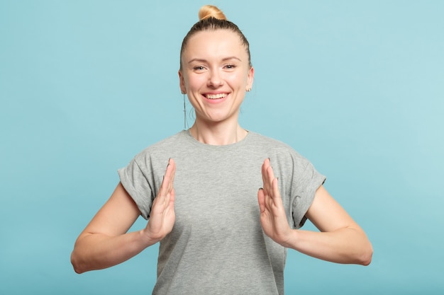 Donna sorridente che tiene grande oggetto virtuale nelle mani di diffusione.