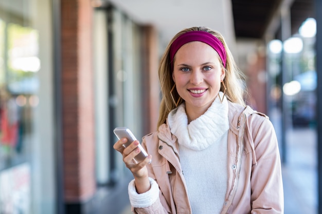 Donna sorridente che tiene smartphone