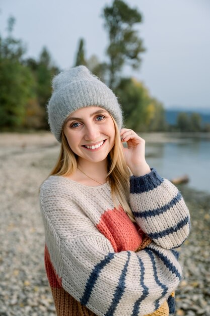 Donna sorridente con abiti caldi