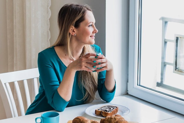 Donna sorridente con bicchiere di latte