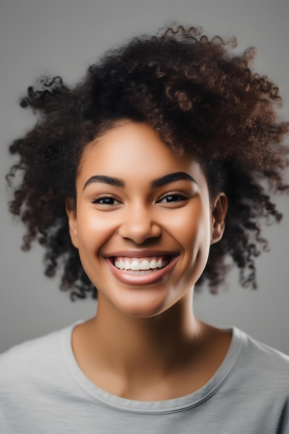 donna sorridente con capelli afro e camicia grigia su sfondo grigio AI generativa