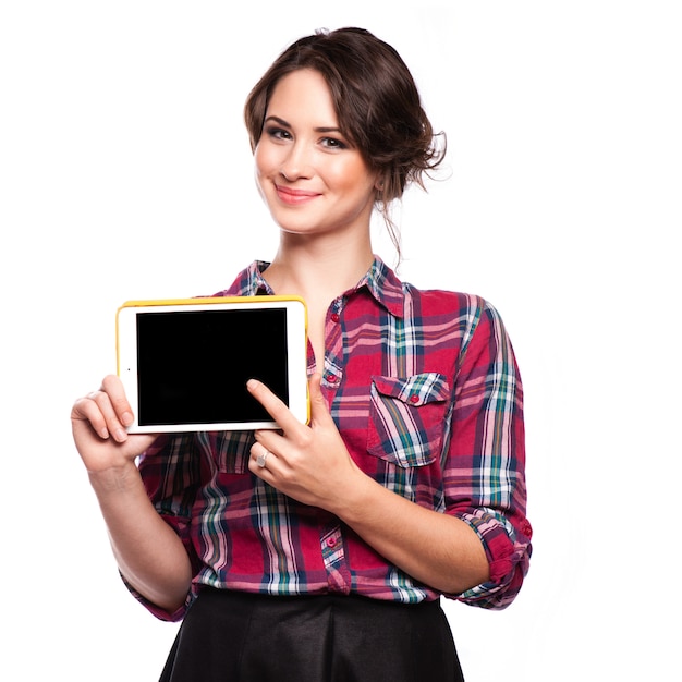 Donna sorridente con computer tablet