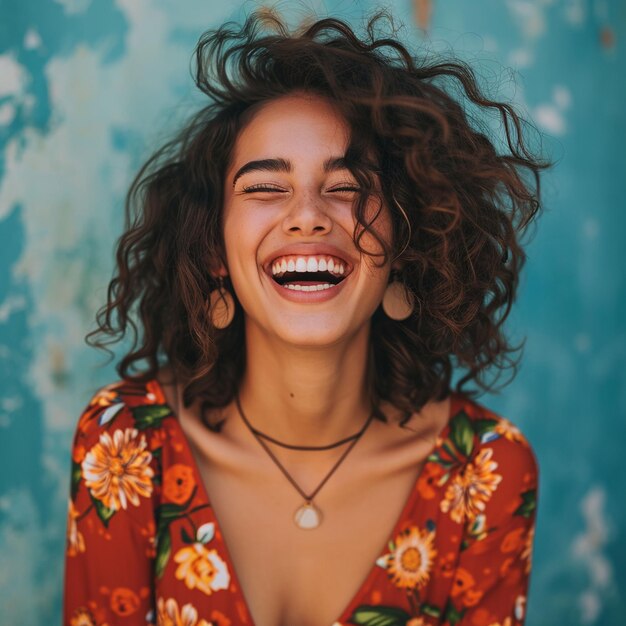 Donna sorridente con i capelli ricci e la collana