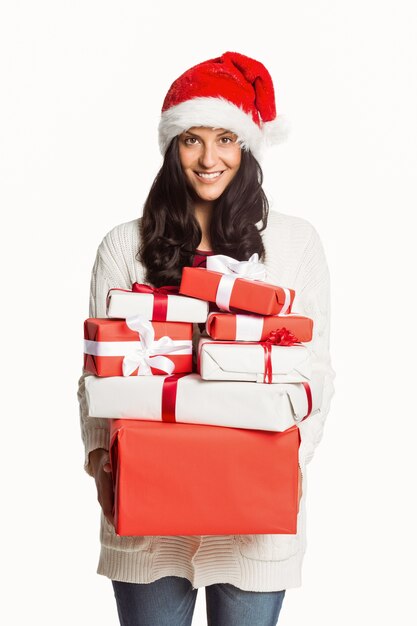 Donna sorridente con i regali di Natale
