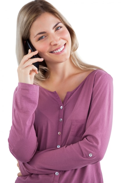 Donna sorridente con il cellulare