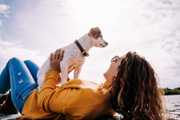 Donna sorridente con il pavimento contro il cielo