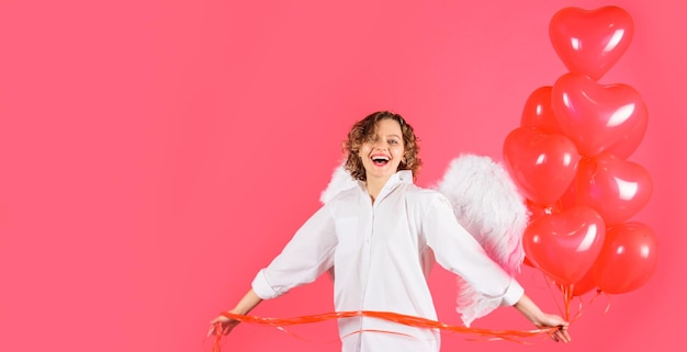 Donna sorridente con palloncini a forma di cuore rosso carino ragazza angelo Cupido carino in ali angeliche