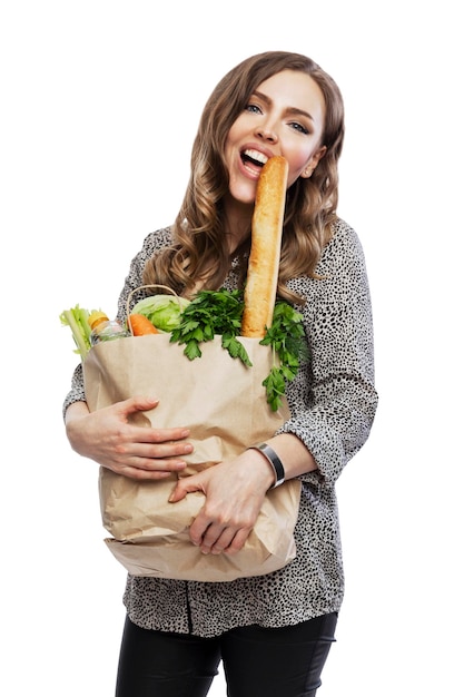 Donna sorridente con sacchetto di carta con generi alimentari Bella donna bionda in una camicia di stampa leopardo isolato su sfondo bianco Verticale