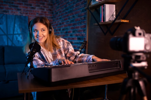 Donna sorridente del colpo medio che fa musica