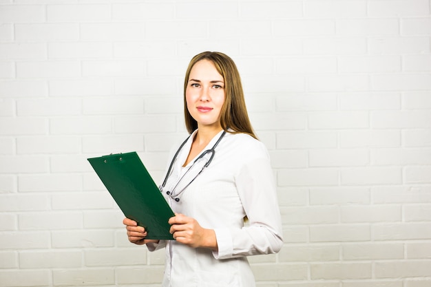 Donna sorridente del medico con lo stetoscopio