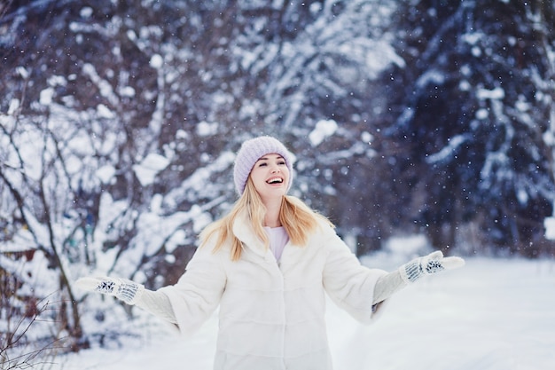 Donna sorridente di inverno