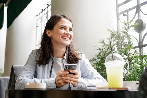 Donna sorridente di tiro medio al tavolo