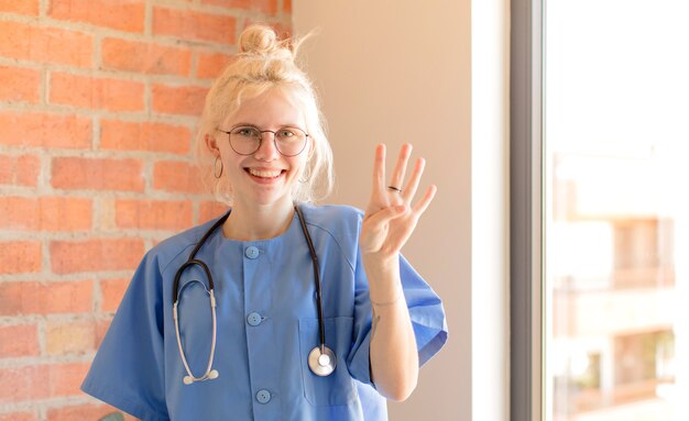 Donna sorridente e dall'aspetto amichevole, che mostra il numero quattro o il quarto con la mano in avanti, il conto alla rovescia