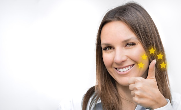 Donna sorridente felice che mostra pollice in su cinque stelle valutazione di qualità Ottima esperienza del cliente