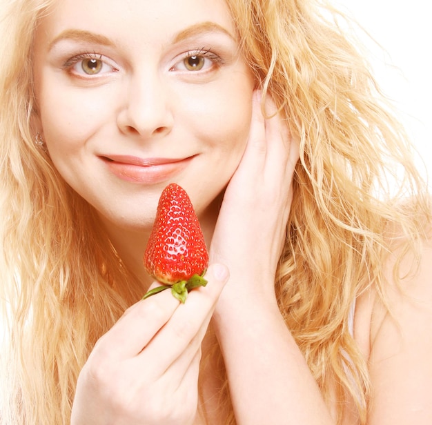 donna sorridente felice con fragola