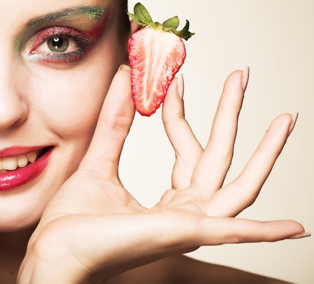 Donna sorridente felice con la fragola