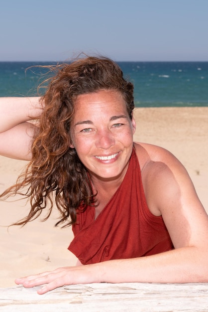 Donna sorridente felice di risata sulla spiaggia di estate