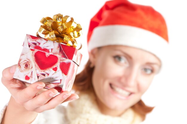 Donna sorridente felice in cappello di Natale con regalo