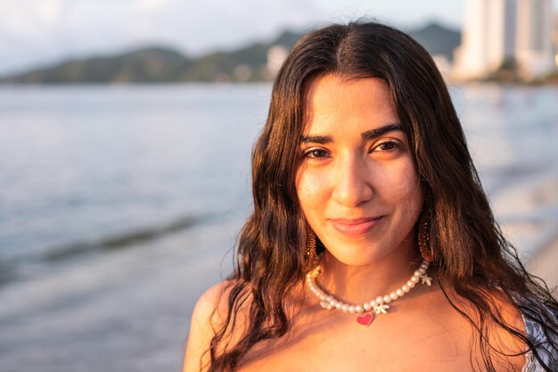 Donna Sorridente Godendo Di Una Giornata In Spiaggia