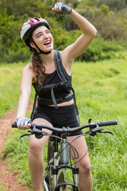 Donna sorridente in bicicletta