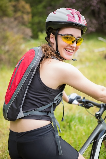 Donna sorridente in bicicletta