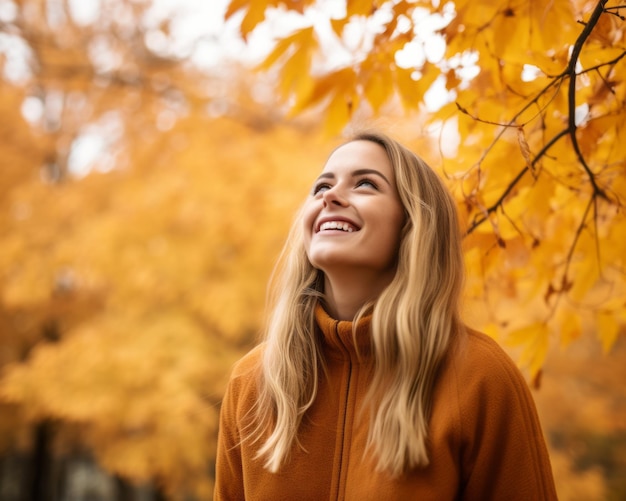 donna sorridente in giacca arancione guardando le foglie d'autunno