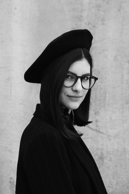 Donna sorridente in piedi contro il muro