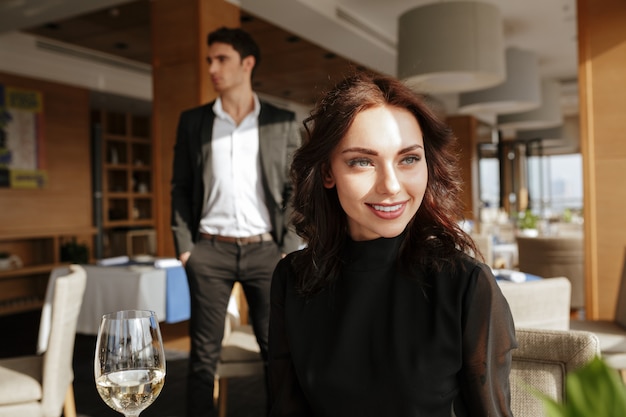 Donna sorridente in ristorante con l'uomo