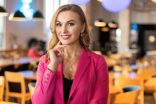 Donna sorridente in un caffè