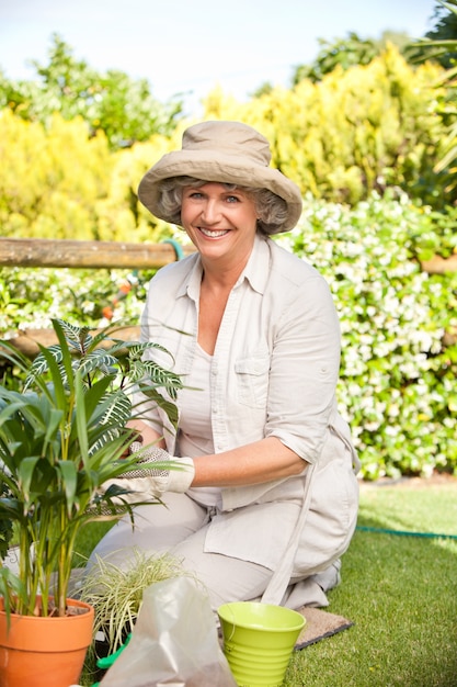 Donna sorridente nel suo giardino