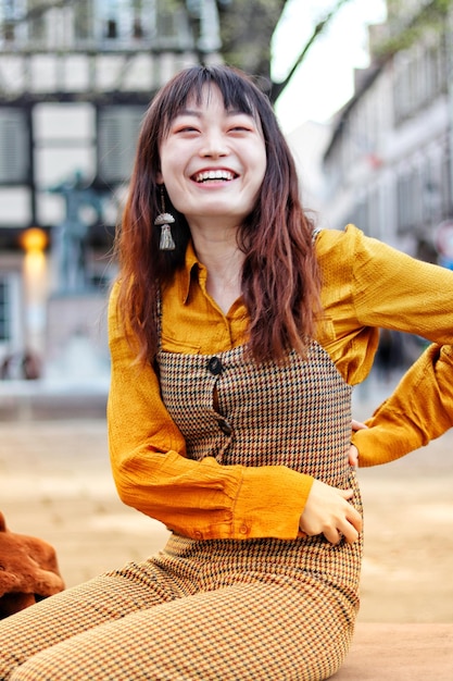 Donna sorridente seduta in città