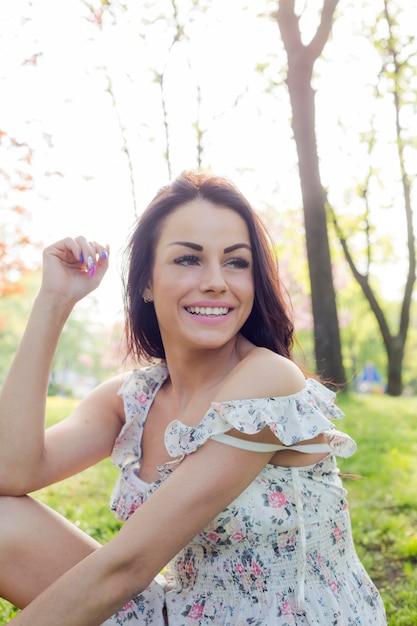 Donna sorridente seduta sul campo